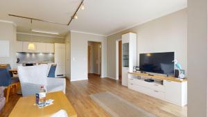 TV a/nebo společenská místnost v ubytování strandnahe FeWo mit Balkon,Residenz Bel Vital 15