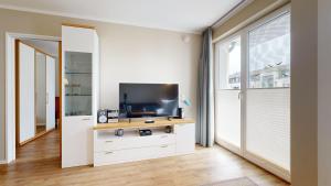 TV a/nebo společenská místnost v ubytování strandnahe FeWo mit Balkon,Residenz Bel Vital 15