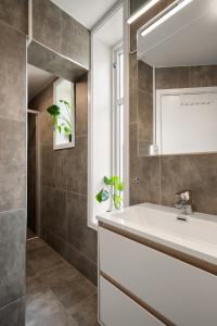 ベルゲンにあるBergen Beds Apartments I Luxury 250m from Bryggenの洗面台と鏡のあるバスルーム +10枚の写真