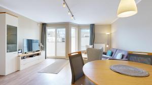 TV a/nebo společenská místnost v ubytování strandnahe FeWo mit Balkon,Residenz Bel Vital 15