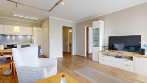 TV a/nebo společenská místnost v ubytování strandnahe FeWo mit Balkon,Residenz Bel Vital 15