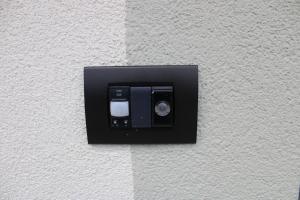 a black electrical outlet on a white wall at la Luna Blu Malpensa camera matrimoniale Diamante in Somma Lombardo