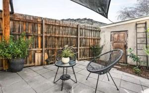 patio ze stołem, krzesłami i ogrodzeniem w obiekcie Preston Accommodation- beautiful quiet room w Melbourne