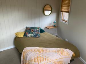 sypialnia z łóżkiem z poduszką w obiekcie Preston Accommodation- beautiful quiet room w Melbourne