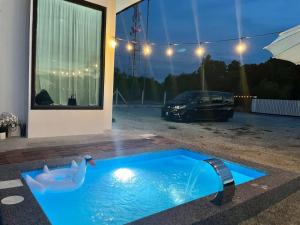 Bazén v ubytování Memerang Tiny House & Pool near Merang Jetty nebo v jeho okolí