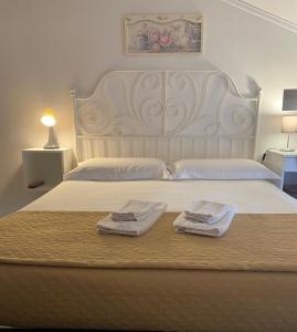een slaapkamer met een bed met twee handdoeken erop bij B&B Casa Dolce Casa in Verona