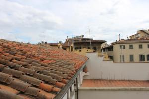 una vista dei tetti degli edifici in una città di LE QUATTRO MURA EXCLUSIVE a Firenze