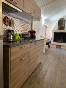 een keuken met houten kasten en een open haard bij B&B Casa Dolce Casa in Verona