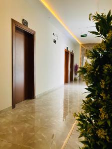 un corridoio vuoto con piante in un edificio di أجنحة دارك للشقق الفندقية ad Ad Dawādimī