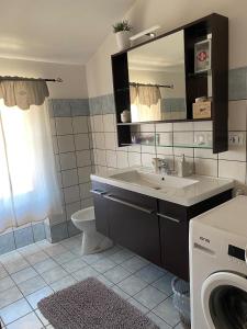 een badkamer met een wastafel en een wasmachine bij B&B Casa Dolce Casa in Verona