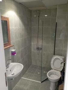 uma casa de banho com um chuveiro, um WC e um lavatório. em Samsun Otel Vidinli em Samsun