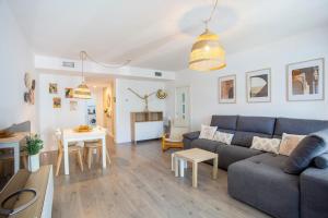 ein Wohnzimmer mit Sofa und Tisch in der Unterkunft La casa de Paola en Aguacate Beach in Motril