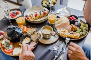 uma mesa com um monte de alimentos e bebidas para o pequeno-almoço em Corsendonk Turnova em Turnhout