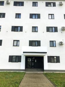 una vista exterior de un edificio blanco en Joy en Oradea