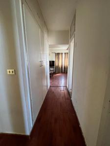 un corridoio vuoto di un appartamento con pavimento in legno di Rawche 30 Apartments a Beirut