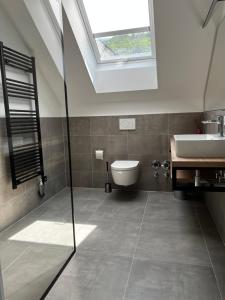 Ferienwohnung Weitblick في كوشيم: حمام مع حوض و مرحاض و منور +16 صورة