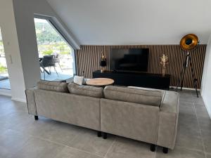 Ferienwohnung Weitblick في كوشيم: غرفة معيشة بها أريكة وطاولة