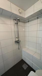 a bathroom with a shower and a toilet at Superhomes 1 gäst in Gothenburg