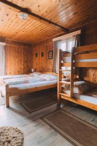 מיטה או מיטות קומותיים בחדר ב-Berghotel Breitmoos