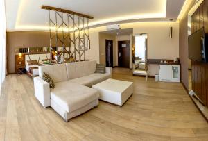 アブサルアにあるMy Home Resort Hotel- Ultra All Inclusiveのリビングルーム(白いソファ、テレビ付)