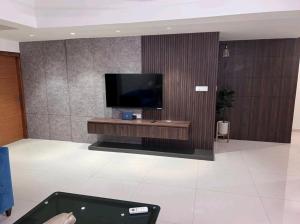Μια τηλεόραση ή/και κέντρο ψυχαγωγίας στο Luxury3bhk apartment by Probity Ventures