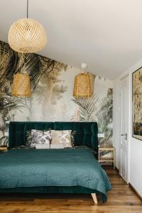 Csákberény的住宿－Casa Quint，卧室内的一张绿色床,带有墙壁