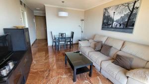 una sala de estar con un sofá y una mesa en Apartamento Don Gustavo Attic, en Benalmádena