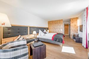 une chambre d'hôtel avec un lit et un canapé dans l'établissement Inntaler Hof, à Seefeld in Tirol