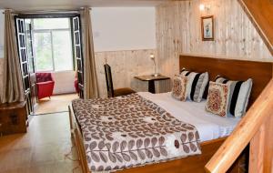1 dormitorio con 1 cama grande en una habitación en Mi Casa Inn en Mussoorie
