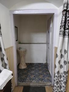 y baño con aseo y cortina de ducha. en Mi Casa Inn en Mussoorie
