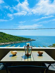 una mesa en un balcón con vistas al océano en Manti, en Skala Marion
