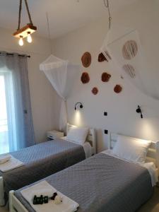 two beds in a hotel room with two beds at Makis Apartments in Arillas