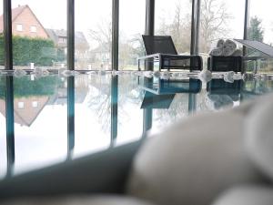 Bazén v ubytování Logis Hotel Restaurant A L'Etoile nebo v jeho okolí