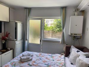 アルバ・ユリアにあるAnca Drambareanの小さなベッドルーム(ベッド1台、窓付)