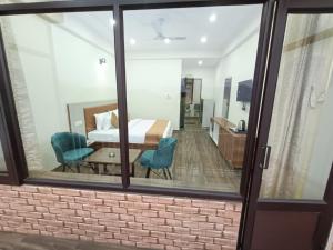 カソーリにあるLuxy Lofのベッドとテーブルと椅子のある部屋の眺め +26枚の写真