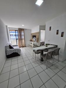 sala de estar con mesa y sillas en Apartamento Top a Beira-Mar na Pajuçara - Maceió, en Maceió