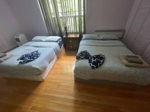 twee bedden naast elkaar in een kamer bij Cozy 2 Bedroom in Montreal