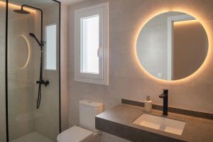 La salle de bains est pourvue d'un lavabo et d'un miroir. dans l'établissement Panasco Suites, à Arrecife