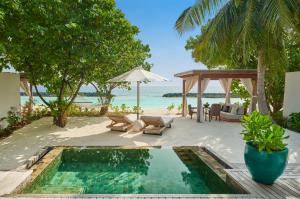 un complexe avec une piscine et une plage dans l'établissement Sirru Fen Fushi Private Lagoon Resort, à Shaviyani Atoll