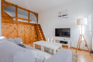 salon z kanapą i stołem w obiekcie Boží Dar 95 w mieście Boží Dar