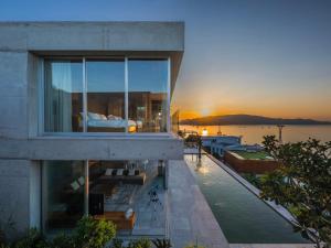 Casa con balcón con vistas al agua en Venity Villa Nha Trang en Nha Trang