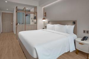 Lanson Place Mall of Asia Manila客房内的一张或多张床位