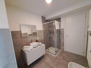 y baño con lavabo blanco y ducha. en Casa Rosada, en Como 29 fotos más