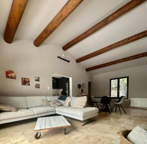 a living room with a couch and a table at Les Iris Villa Piscine chauffée 6 pers in Moissac-Bellevue