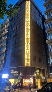 un edificio con un cartello sulla parte anteriore di Taxim Express Bosphorus Hotel a Istanbul