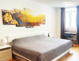 - une chambre avec un lit et des peintures murales dans l'établissement Sievering18 A-B, à Vienne