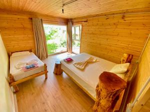 Habitación con 2 camas en una cabaña de madera en Eagles Land en Shkodër