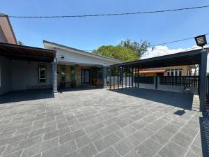 um parque de estacionamento vazio em frente a um edifício em Rayyan Ashraf homestay em Kota Bharu