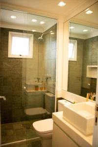 a bathroom with a shower and a toilet and a sink at Multihouse Moderno Apartamento na Av. Paulista in Sao Paulo