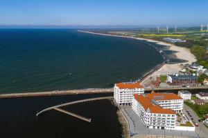 ダルウフコにあるBulwar Zachodzącego Słońca Apartment with Sea View Darłowo by Rentersの海と建物のある海辺の空中景色